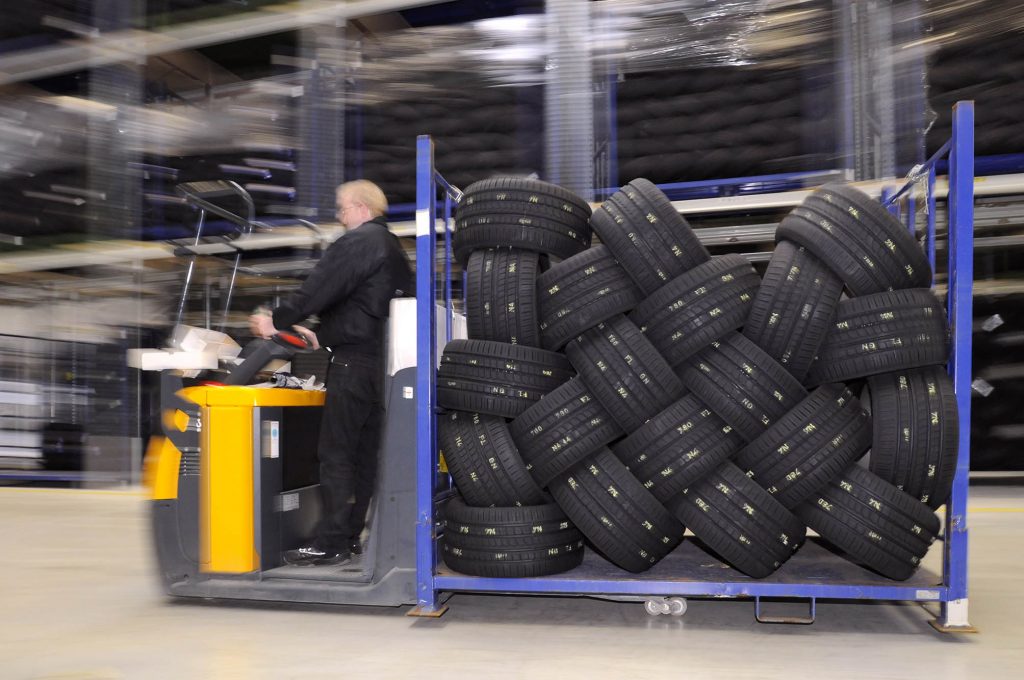 Fahrender Hublifter mit Reifen