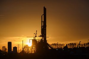 Bohranlage im Gegenlicht der beinah untergegangenen Abendsonne