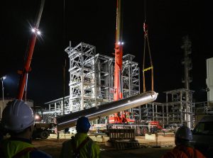 Großer Raktionsbehälter wird nachts an Hydrieranlage geliefert