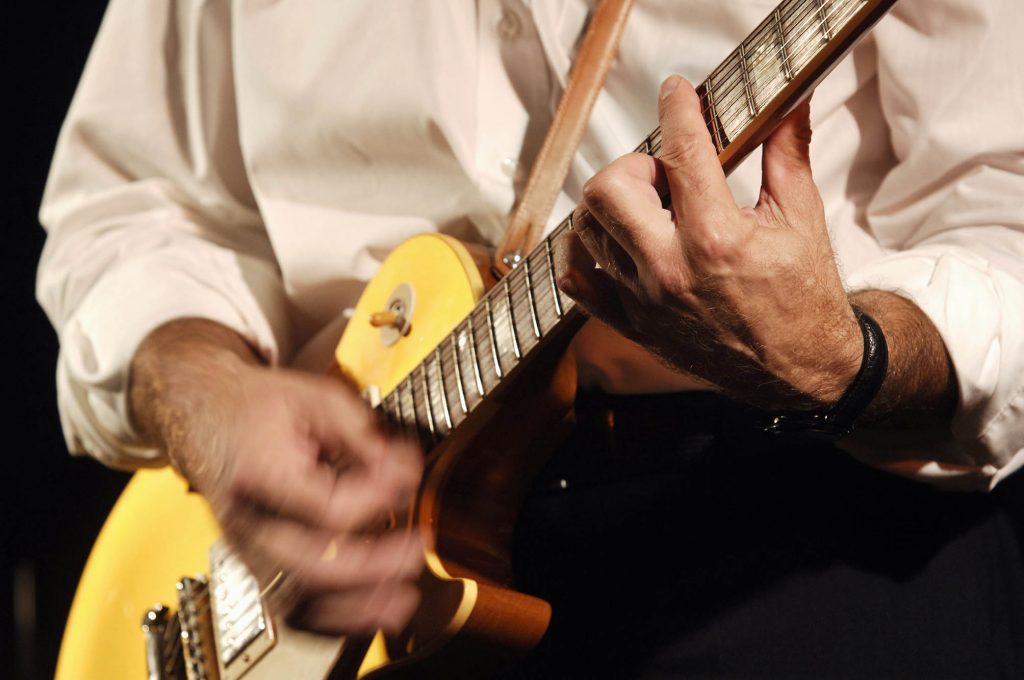 Nahaufnahme Gitarre spielener Männerhände