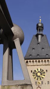 Blick durch Metalstreben des Brezelhäuschens auf Altpörtel