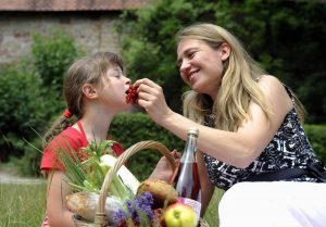 Mutter und Tochter beim Picknick
