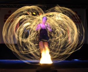 Feuerjongleuer in Langzeitaufnahme