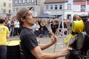 Topftrommler vor Zuschauerreihe