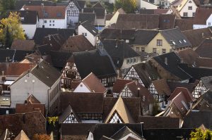 Blick über Ortskern Ilbesheim mit viel Fachwerk