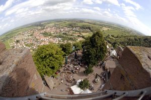 Blick vom Bergfried über den Burghof Landeck in die Rheinebene