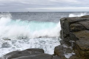 Bei Landunvez an der Côte Sauvage klatscht das Meer mit hohen Wellen an die Felsen am Ufer