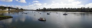Panoramaansicht einen Fluss entlang in der Bretagne mit mehreren Booten in der Ferne