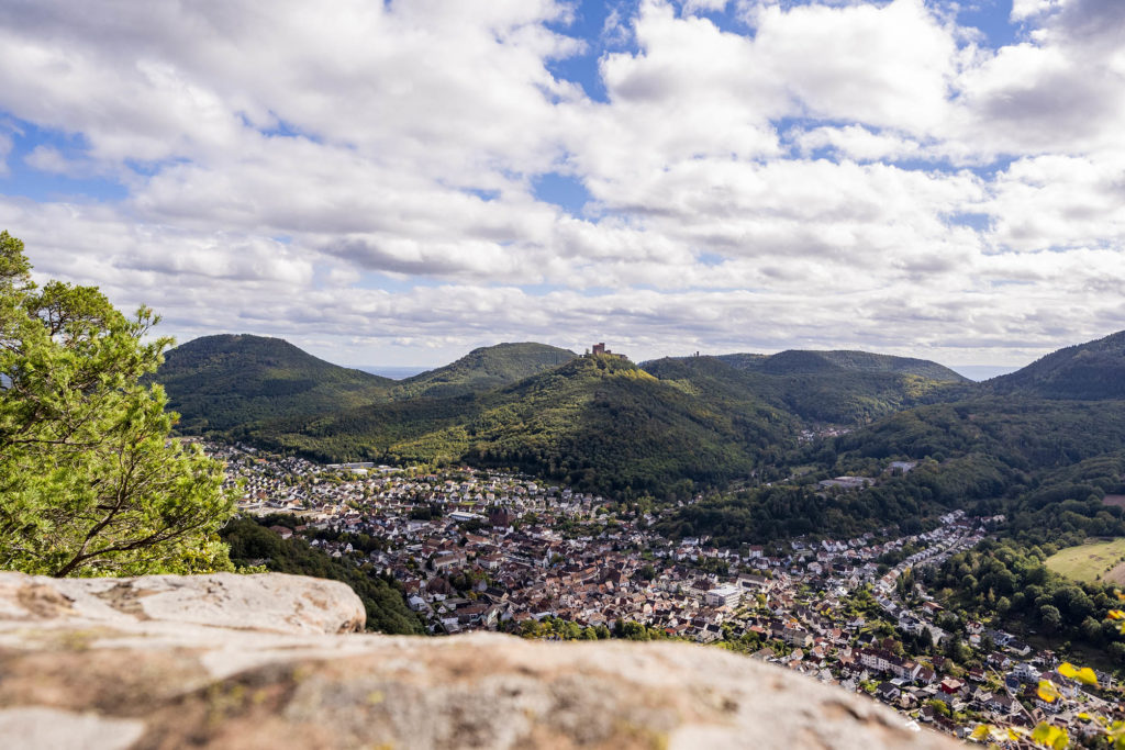 Aussicht vom Sommerfelsen auf Annweiler und Burgruine Trifels