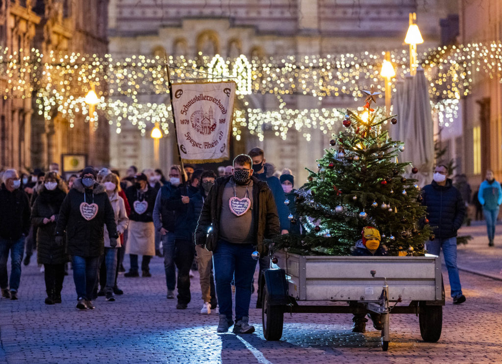 Protestzug der Schausteller in Speyer mit Dom im Hintegrund