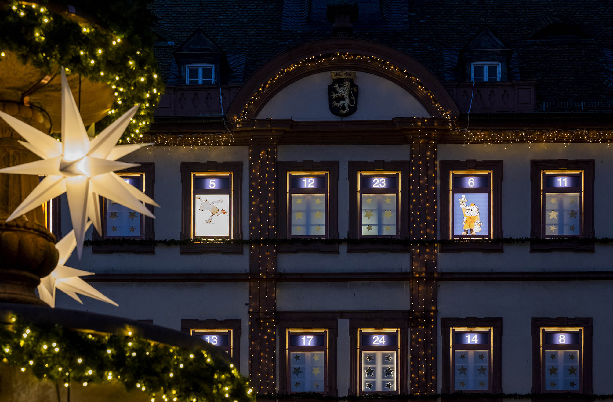 Neustadter Rathaus mit Advents-Fenstern