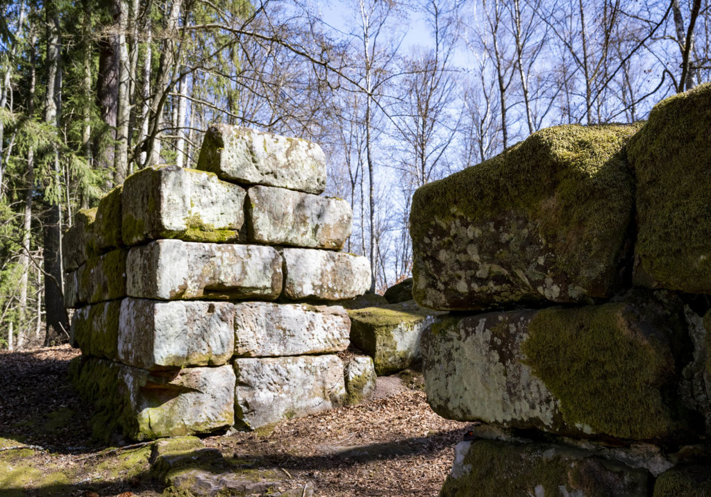 große Steinquader der Ruine der Heidelsburg