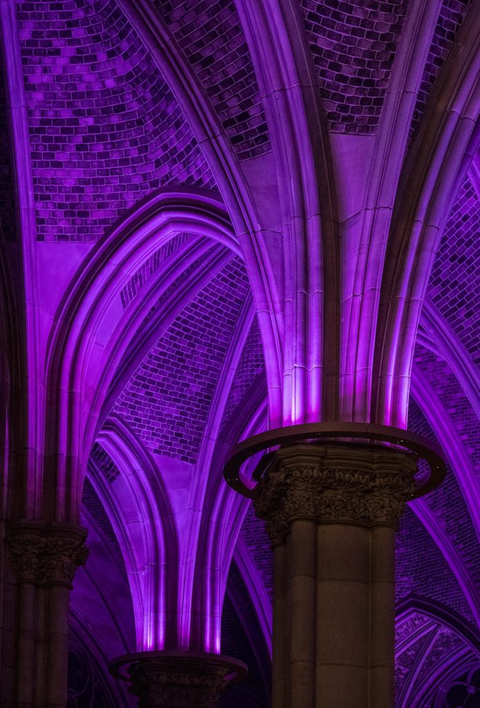 Lila Beleuchtung der Kirchengewölbe
