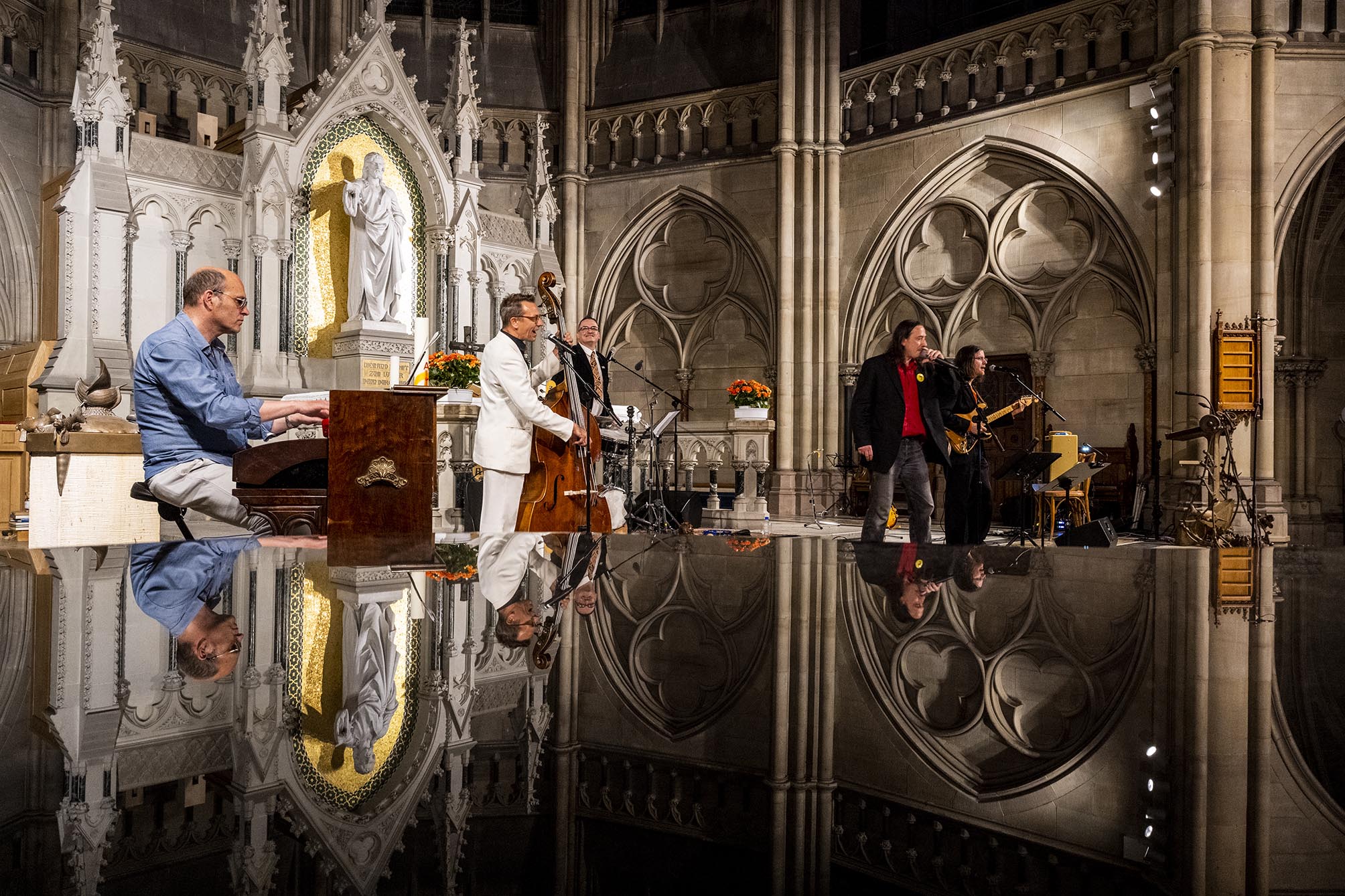 Musiker spiegeln sich in der Gedächtniskirche