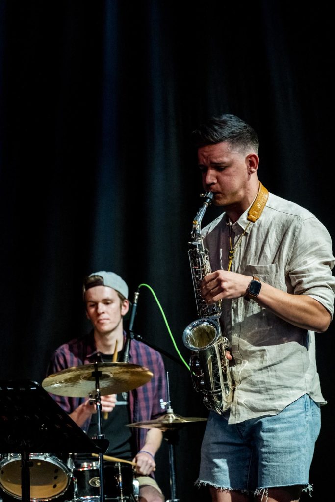 Saxophonist und Schlagzeuger