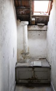 Plumopsklo im Oergeschoss des alten Bahnhofs Harthausen