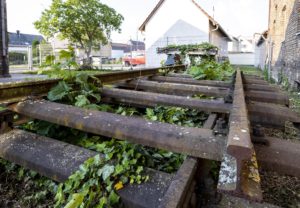 alte Schienen für die Restaurierung des alten Bahnhofs Harthausen