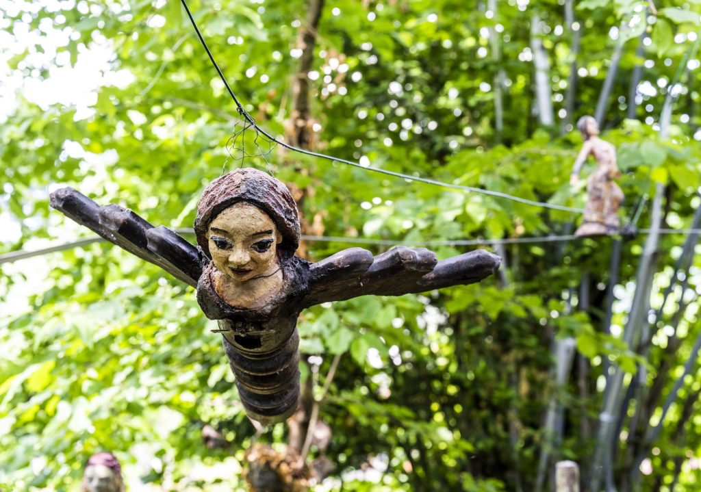 Hängende Skulptur einer fliegenden Frau