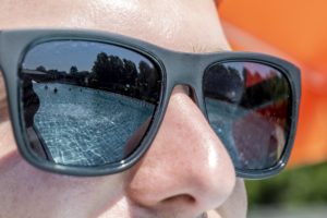 Schwimmbecken spiegelt sich in Sonnenbrille