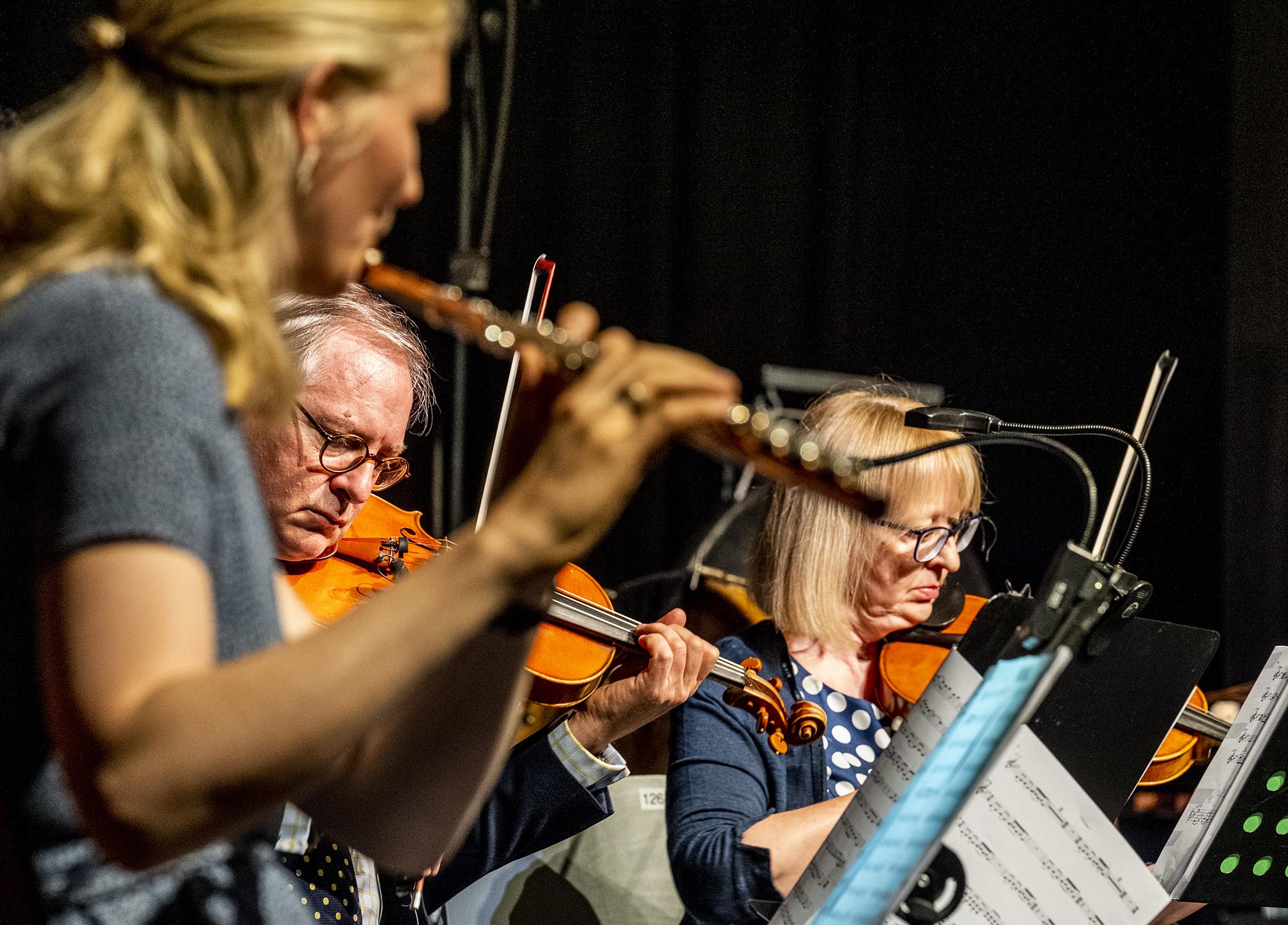 Musiker des Ensembles Colourage in der Nahaufnahme (Querflöte und Geigen)