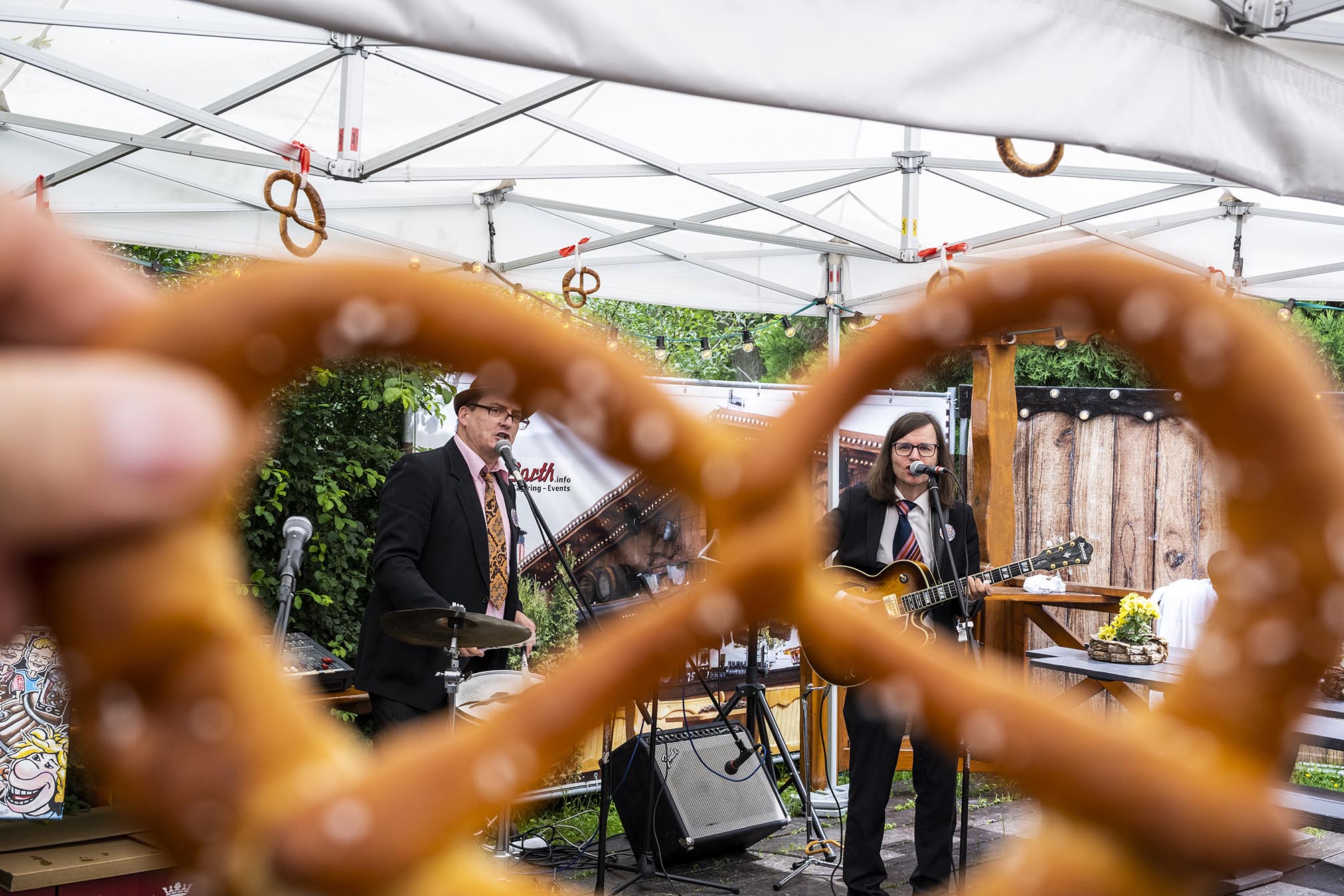 Duo Radikal durch eine Brezel fotografiert