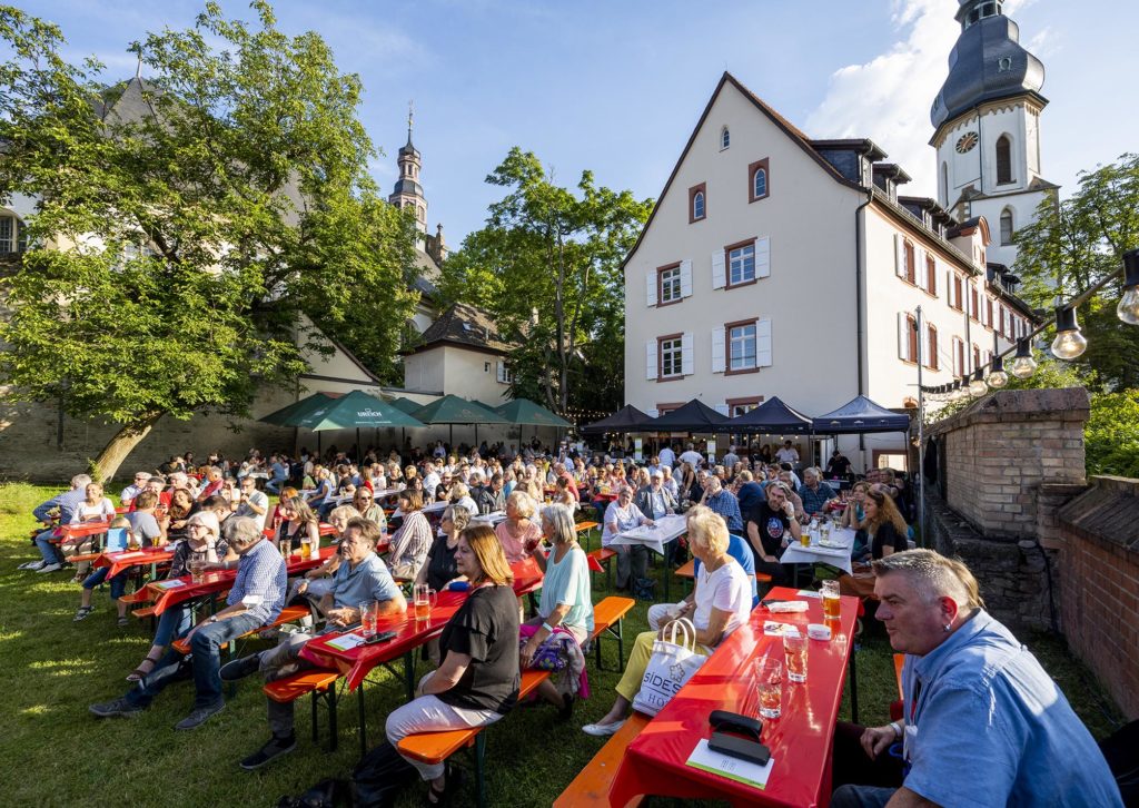 Publikum im Paradiesgarten