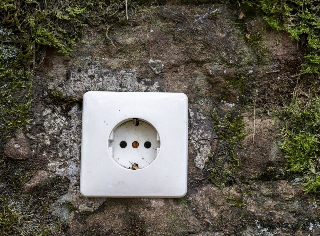 Steckdose auf einem Felsen