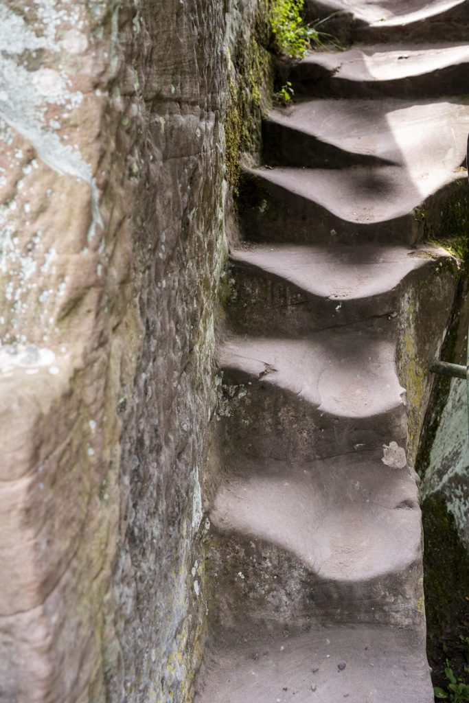 ausgewaschene steile Felsstufentreppe