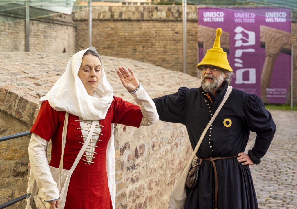 Stationentheater zur Eröffnung der SchUM-Kulturtage Speyer im Judenhof über der Mikwe