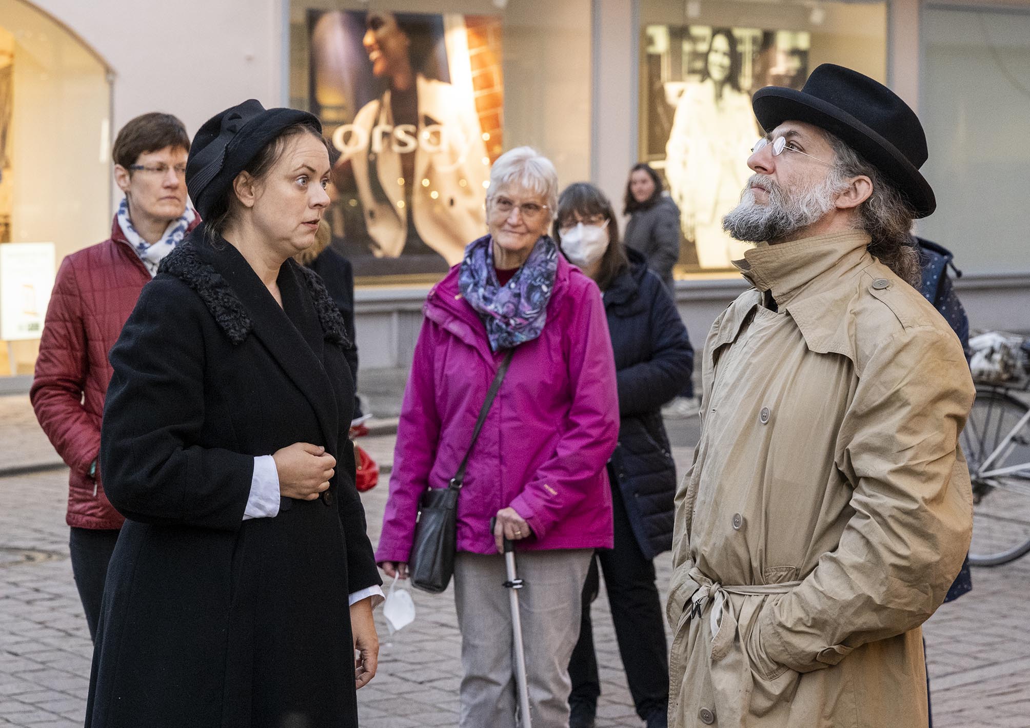 Schauspieler auf der Straße beim Stationentheater zur Eröffnung der SchUM-Kulturtage Speyer