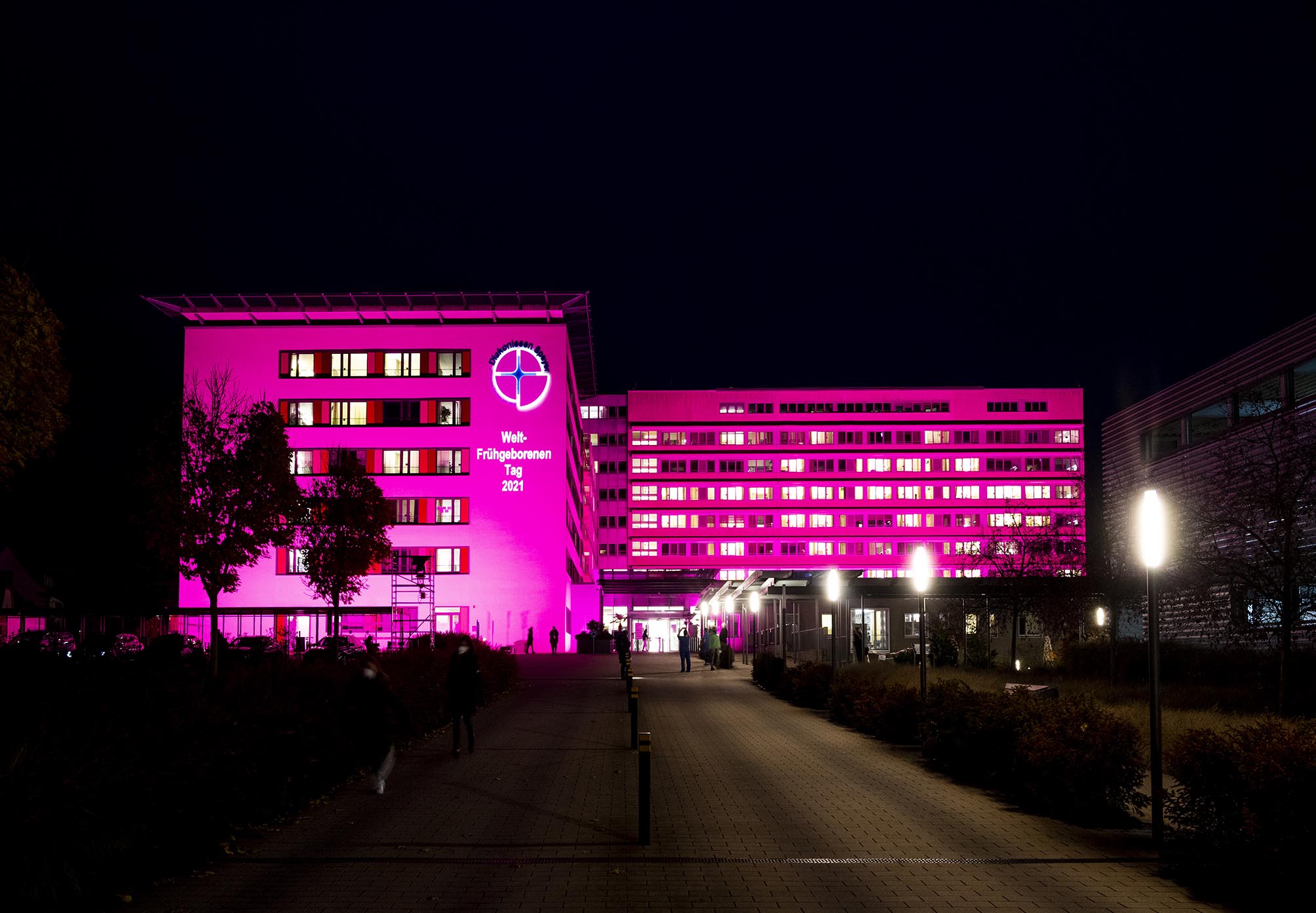 Violett beleuchtetes Diakionissen-Stiftungs-Krankenhaus Speyer