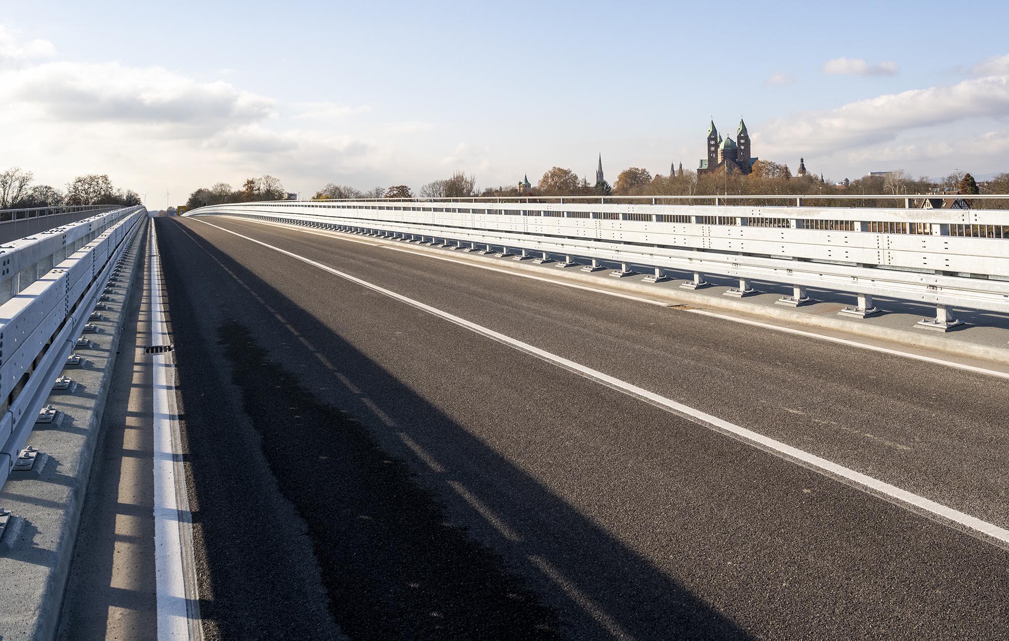 Blick entlang der Fahrbahn der sanierten Rheinbrücke Richtung Speyer