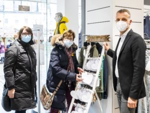 Organisatorin Heidi Jester, BM Monika Kabs und Inhaber Michael Schmitt erfüllen die ersen Wünsche