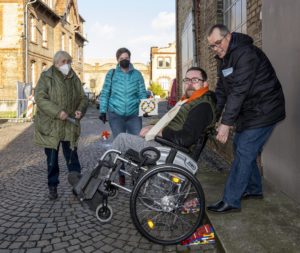 Demonstration der Lego-Rampen an einem Bordstein