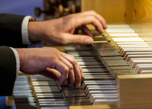 Hände des Organisten auf den Orgeltasten