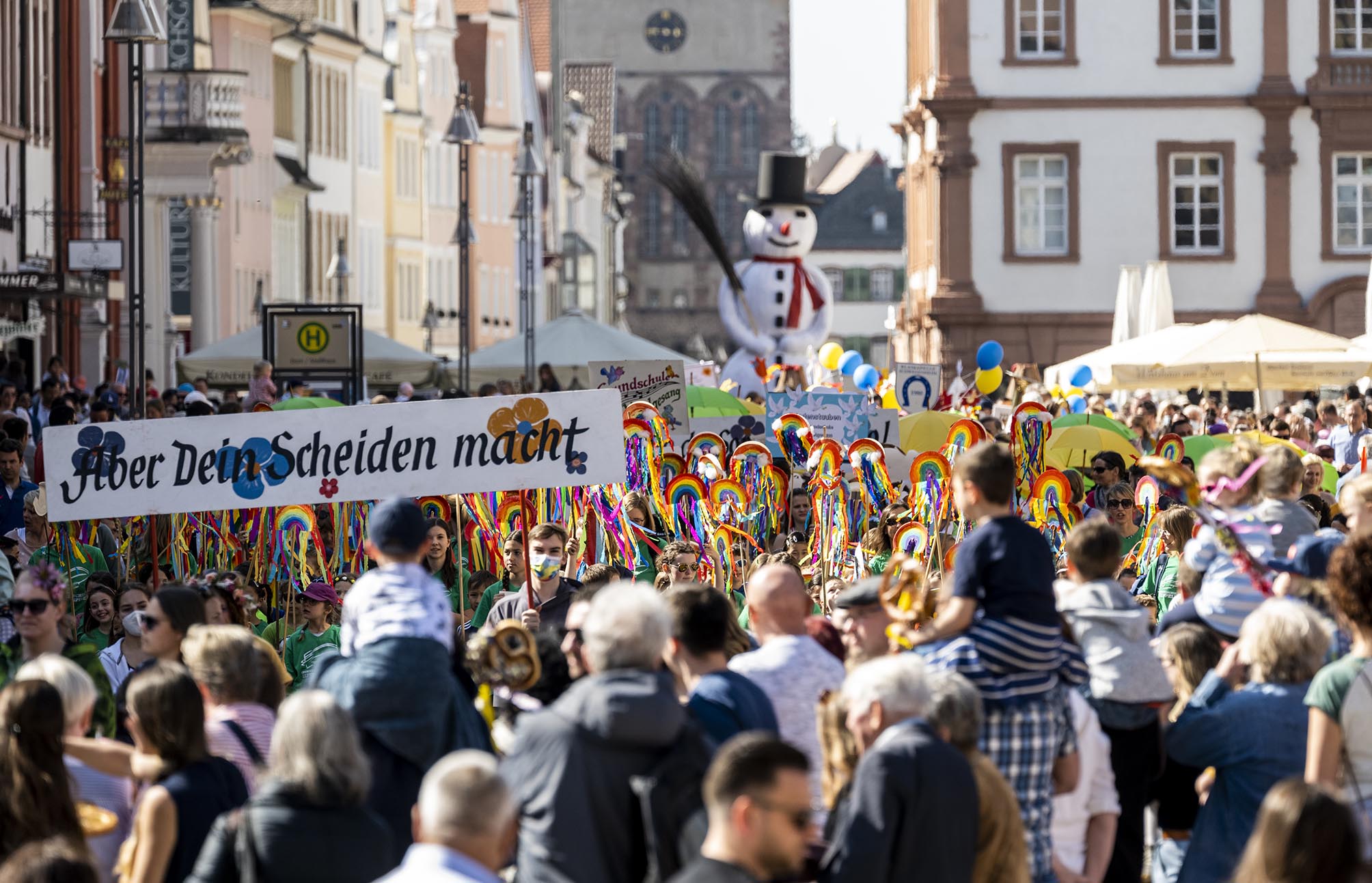 Sommertagszug auf der Speyerer Maximilianstraße mit Zuschauern