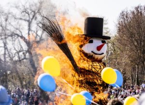 Schneemann steht in Flammen