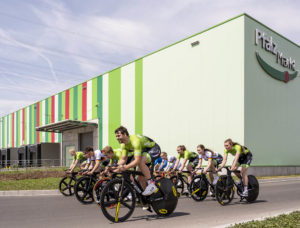 Bahnradteam Rheinland-Pfalz bei der Fahrt beim Gebäude von Pfalzmarkt