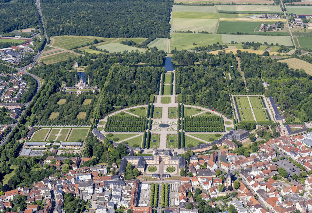 Luftbild Stadt Schwetzingen, mit Schwetzinger Schloss und dem riesigen ca. 72 Hektar großen Schlosspark