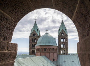 Blick aus einem der vorderen Türme auf die Vierungskuppel und die hinteren Türme des Speyerer Doms