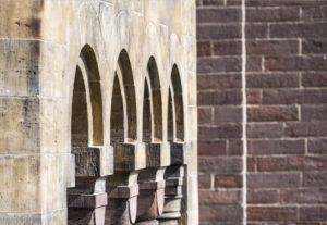 Blick auf die Fensterbögen an einem der Türme des Speyerer Doms