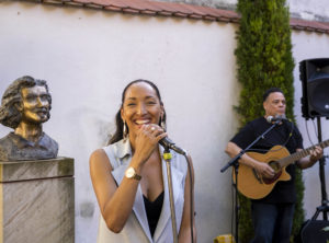 Lisbania Perez mit Mikrofon und Markus Gutierrez mitGitarre von Büse von Anselm Feuerbach