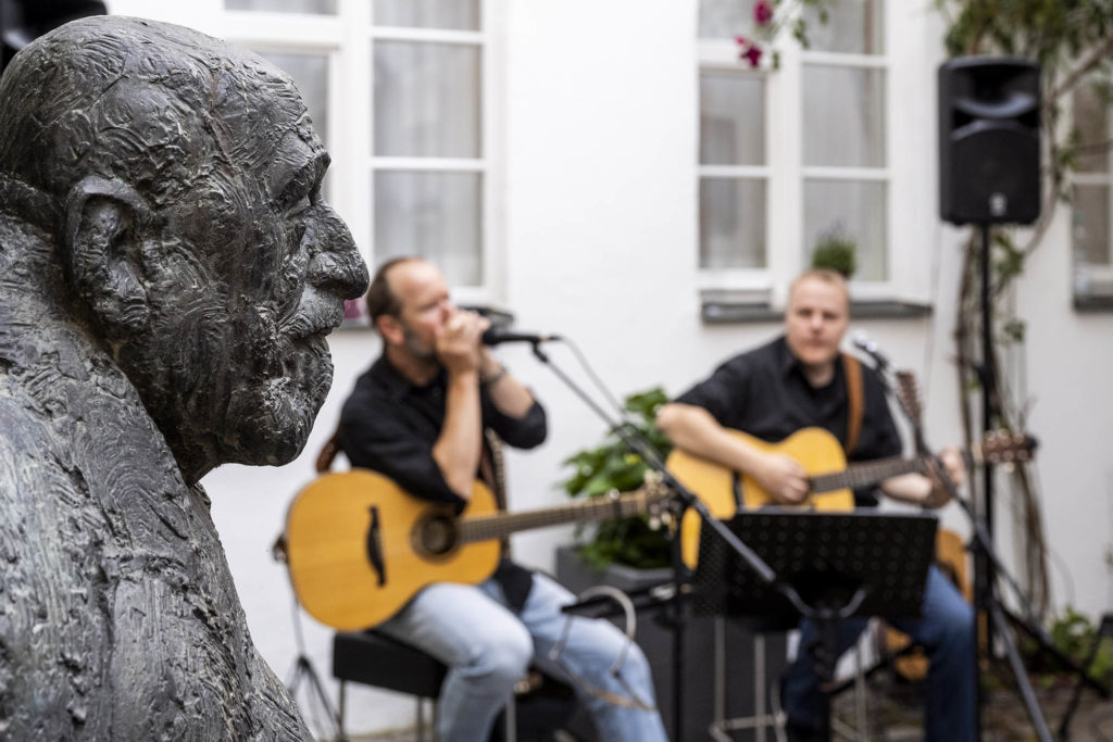 Büste von Purrmann links im Vordergrund, Duo Once Unplugged mit den Musikern Jens Riehle und Michael Schmid im Hintergrund