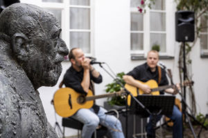 Büste von Purrmann links im Vordergrund, Duo Once Unplugged mit den Musikern Jens Riehle und Michael Schmid im Hintergrund