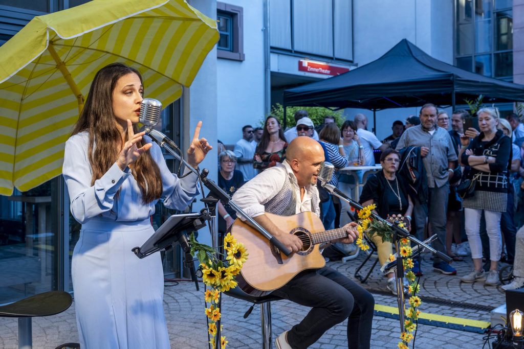 Das Duolcevita Acustic Duo aus Speyers italienischer Partnerstadt Ravenna im Kulturhof Flachsgasse