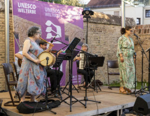 Avery Gosfield und Thabet Azzawi mit dem Klezmer-Ensemble Lebedik im Speyerer Judenhof