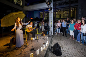 Duolcevita Acustic Duo aus Ravenna mit Zuschauern, die um die Bühne herum stehen