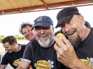 Die Band albert auf der Erntemaschine herum