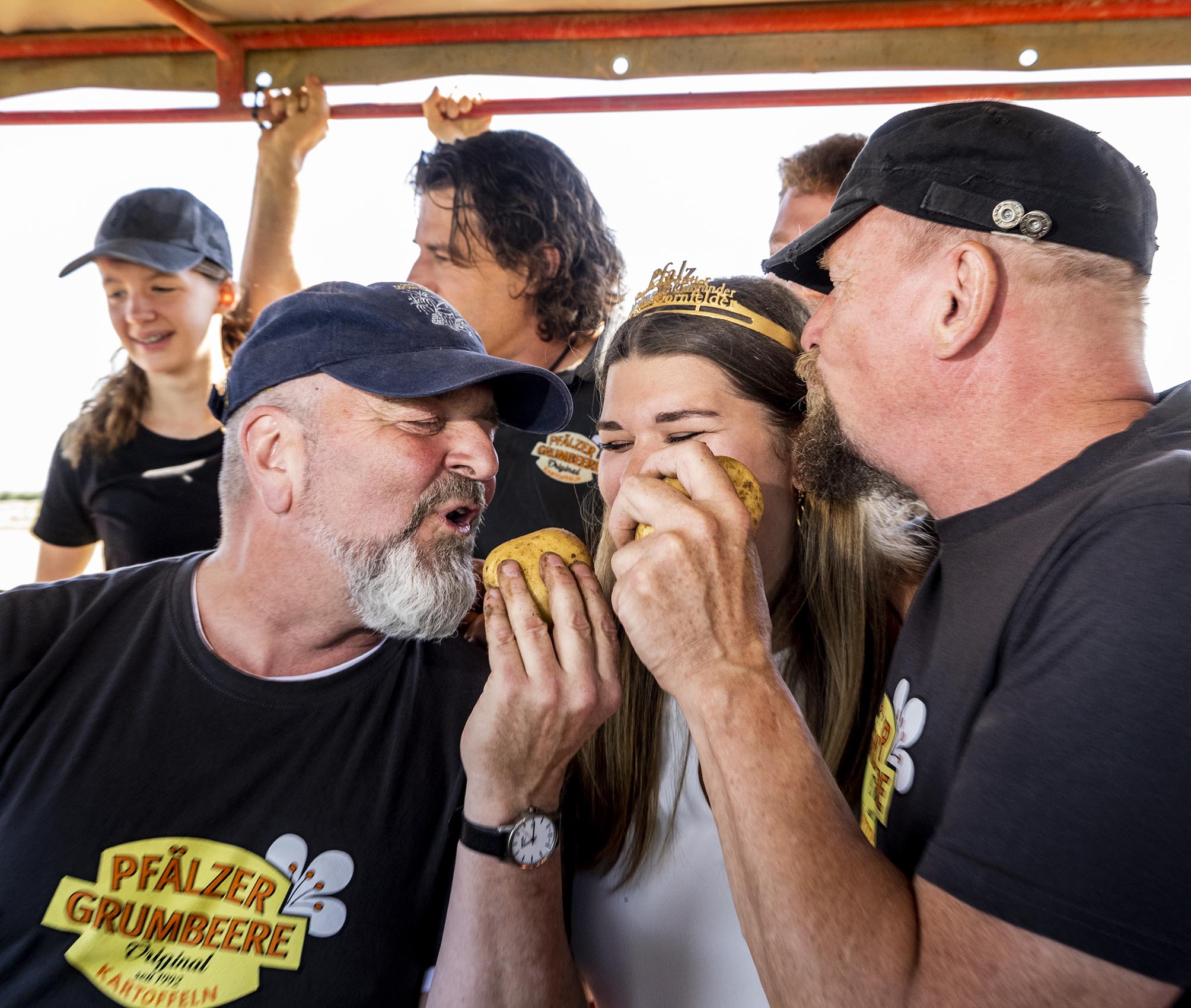 Sänger Edsel und Schlagzeuger Stefan Brod knutschen mit der Pfälzischen Weinkönigin Sophia Hanke Kartoffeln