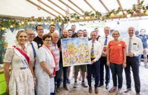 Gruppenfoto mit versteigertem Bild
